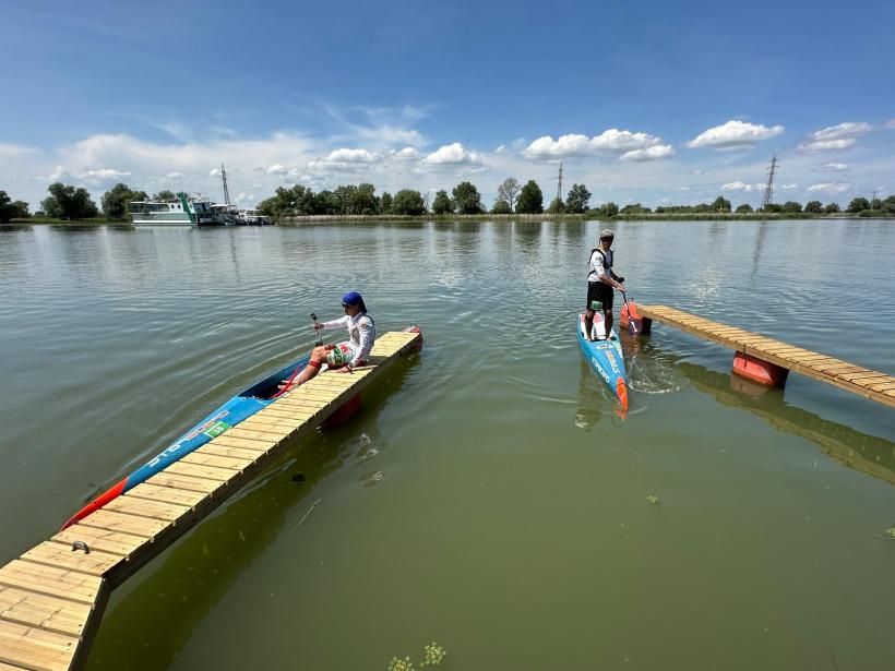 Matei Barbu, campion mondial, dă o lecție de fair-play la maratonul Ivan Patzaichin și își așteaptă colegul, pentru a trece linia de finish împreună 18955588