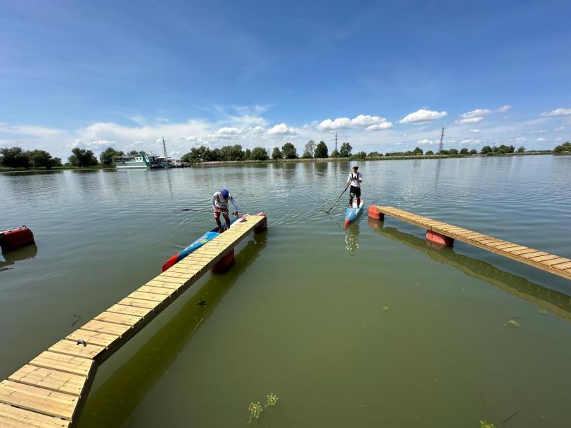 Matei Barbu, campion mondial, dă o lecție de fair-play la maratonul Ivan Patzaichin și își așteaptă colegul, pentru a trece linia de finish împreună 18955589