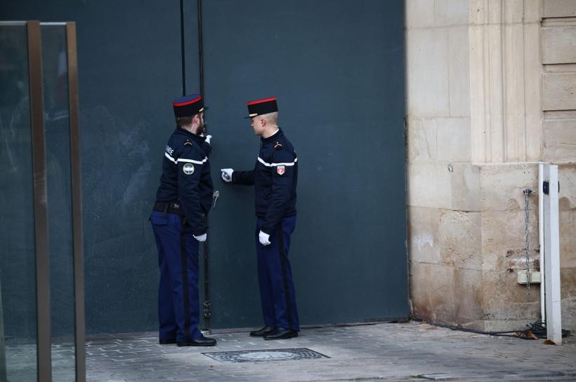 Rețea de traficanți de droguri sintetice vândute într-o proprietate de lux din Franța, destructurată 18955407