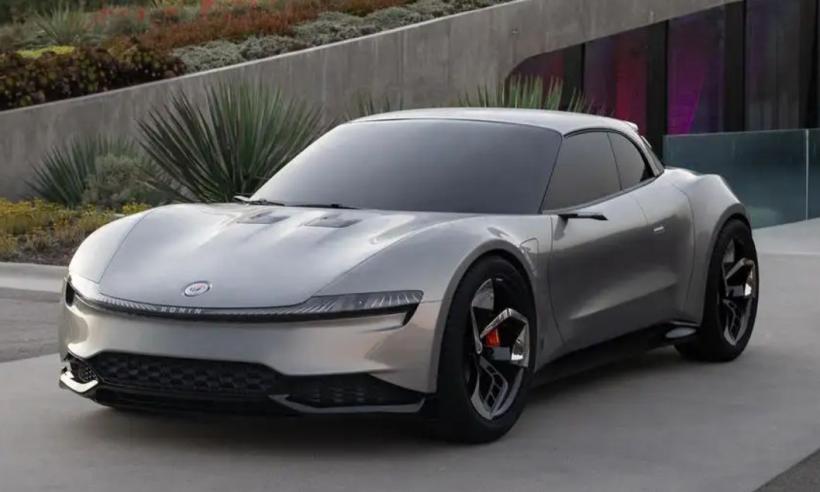 Întâmplare halucinantă în Marea Britanie. Un veteran de 98 de ani s-a urcat cu un tanc pe o mașină Tesla