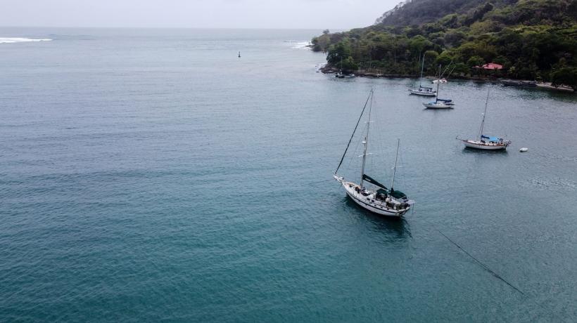 Cadavre, găsite într-o barcă eșuată pe o insulă din Marea Caraibilor 18955985