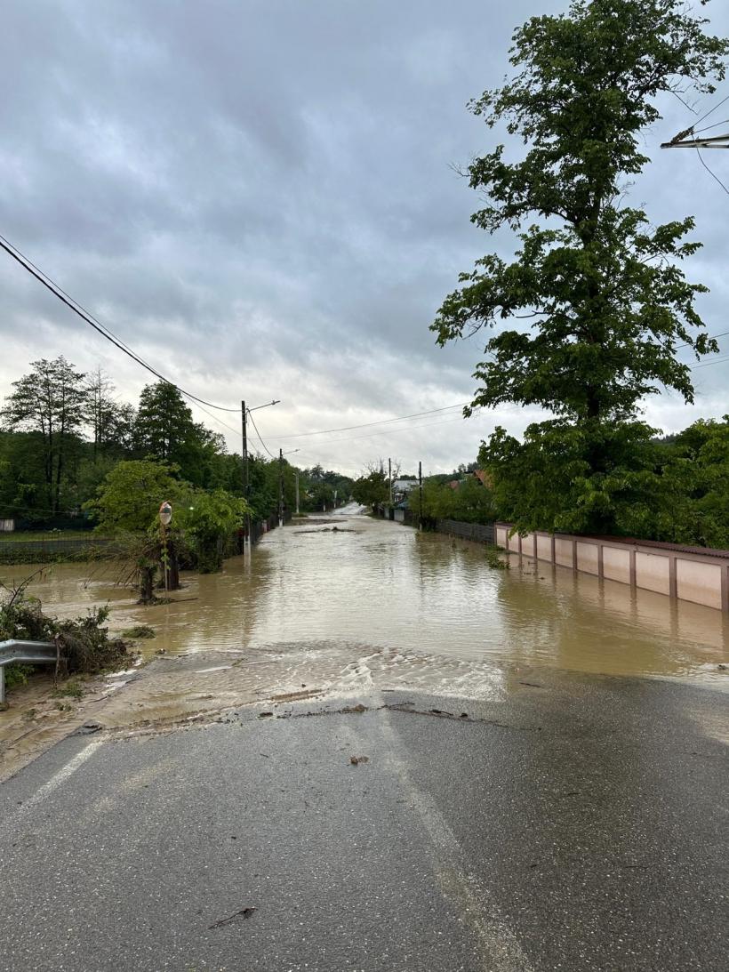Drumuri închise și un pod rupt din cauza inundațiilor din Vrancea