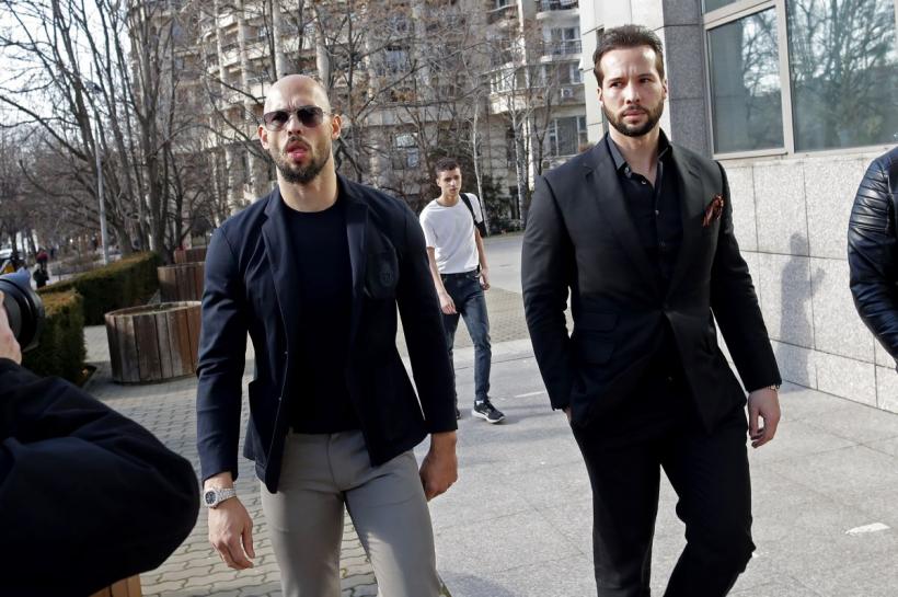 Frații Tate, acuzați oficial în Marea Britanie de viol și trafic de persoane