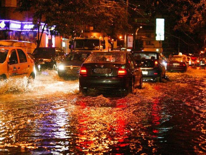 Restricții de circulație în trei județe din cauza ploilor