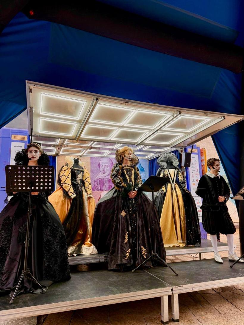 „Caravana Shakespeare – peste tot” continuă călătoria spre 24 de orașe și comune din România, în luna iunie 18956149