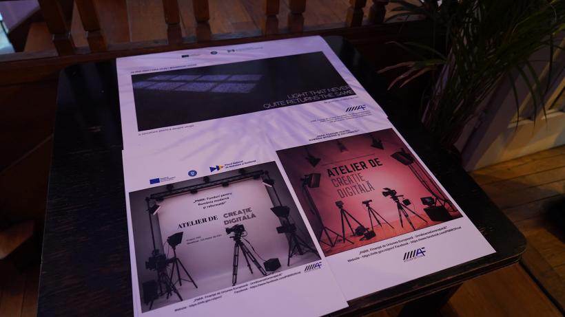 Instalația audio-video Light That Never Quite Returns the Same, semnată de Andreea Cristina Borțun, a avut prima prezentare publică 18956214