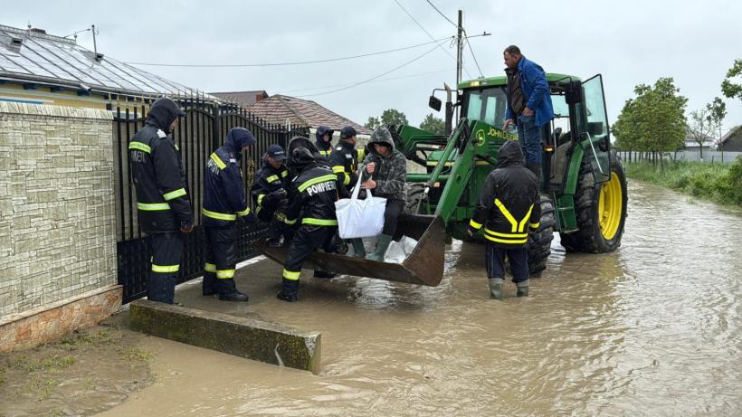 Prăpăd în România: Gospodării, terenuri și o fermă afectate de inundații. Sute de animale au fost evacuate 18956388