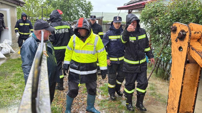 Prăpăd în România: Gospodării, terenuri și o fermă afectate de inundații. Sute de animale au fost evacuate 18956389