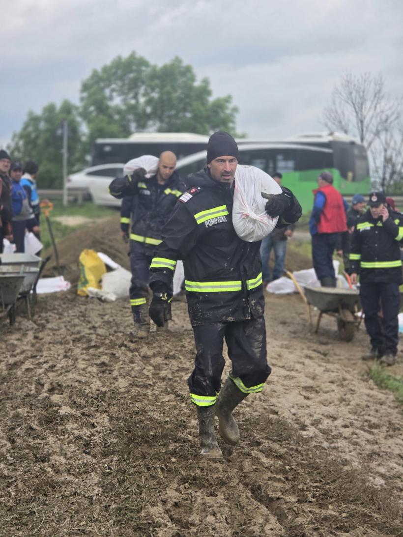 Prăpăd în România: Gospodării, terenuri și o fermă afectate de inundații. Sute de animale au fost evacuate 18956391