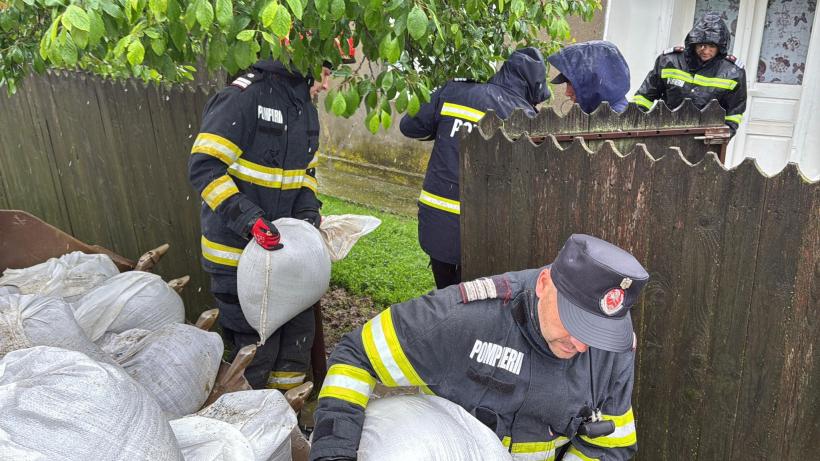 Prăpăd în România: Gospodării, terenuri și o fermă afectate de inundații. Sute de animale au fost evacuate 18956393