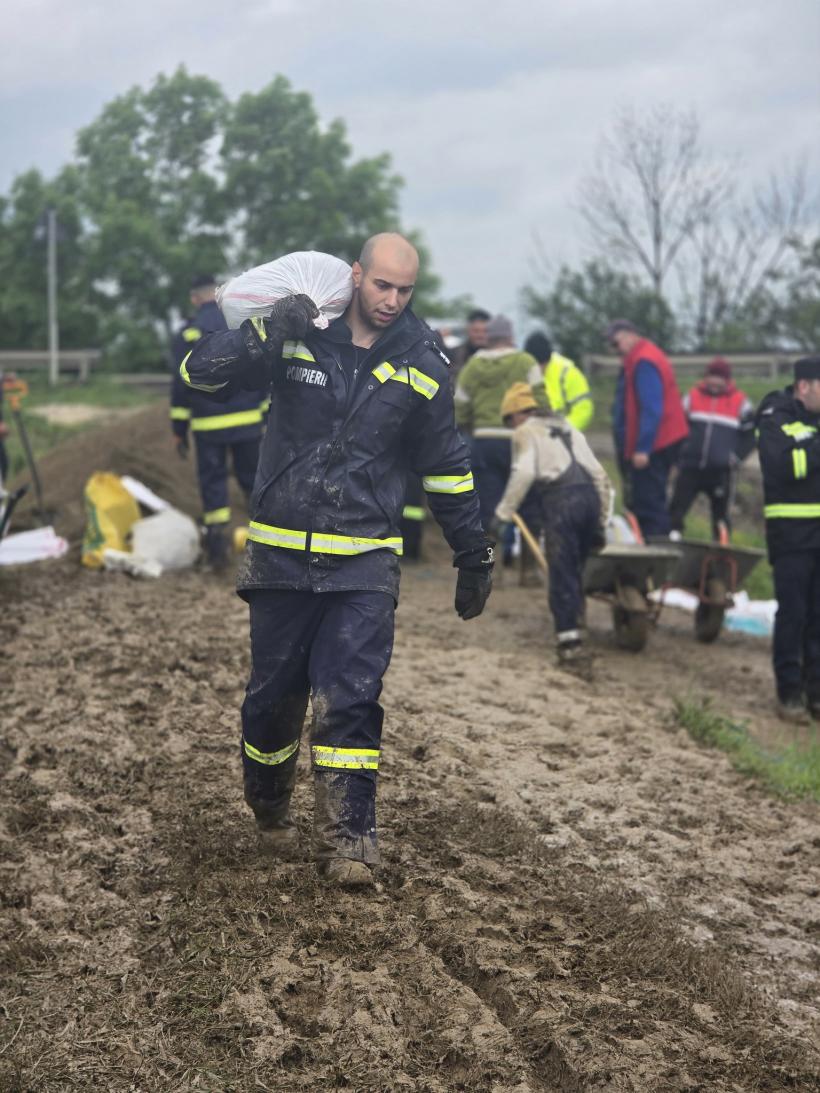 Prăpăd în România: Gospodării, terenuri și o fermă afectate de inundații. Sute de animale au fost evacuate 18956394
