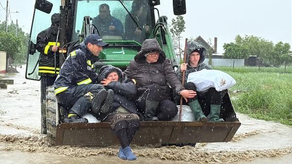 Prăpăd în România: Gospodării, terenuri și o fermă afectate de inundații. Sute de animale au fost evacuate 18956396