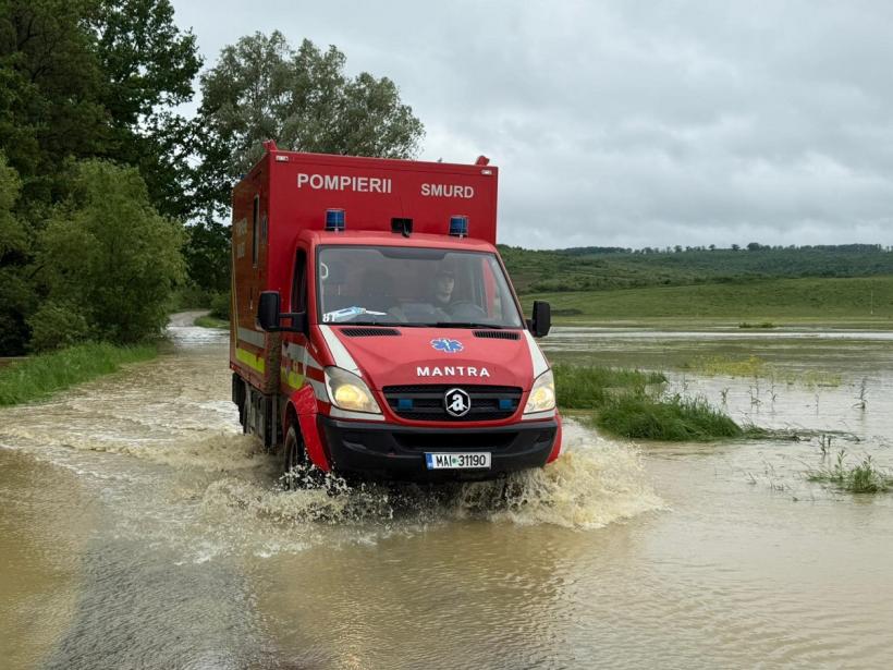 Sute de persoane evacuate și mai multe drumuri și căi ferate afectate în urma condițiilor meteo 18956236