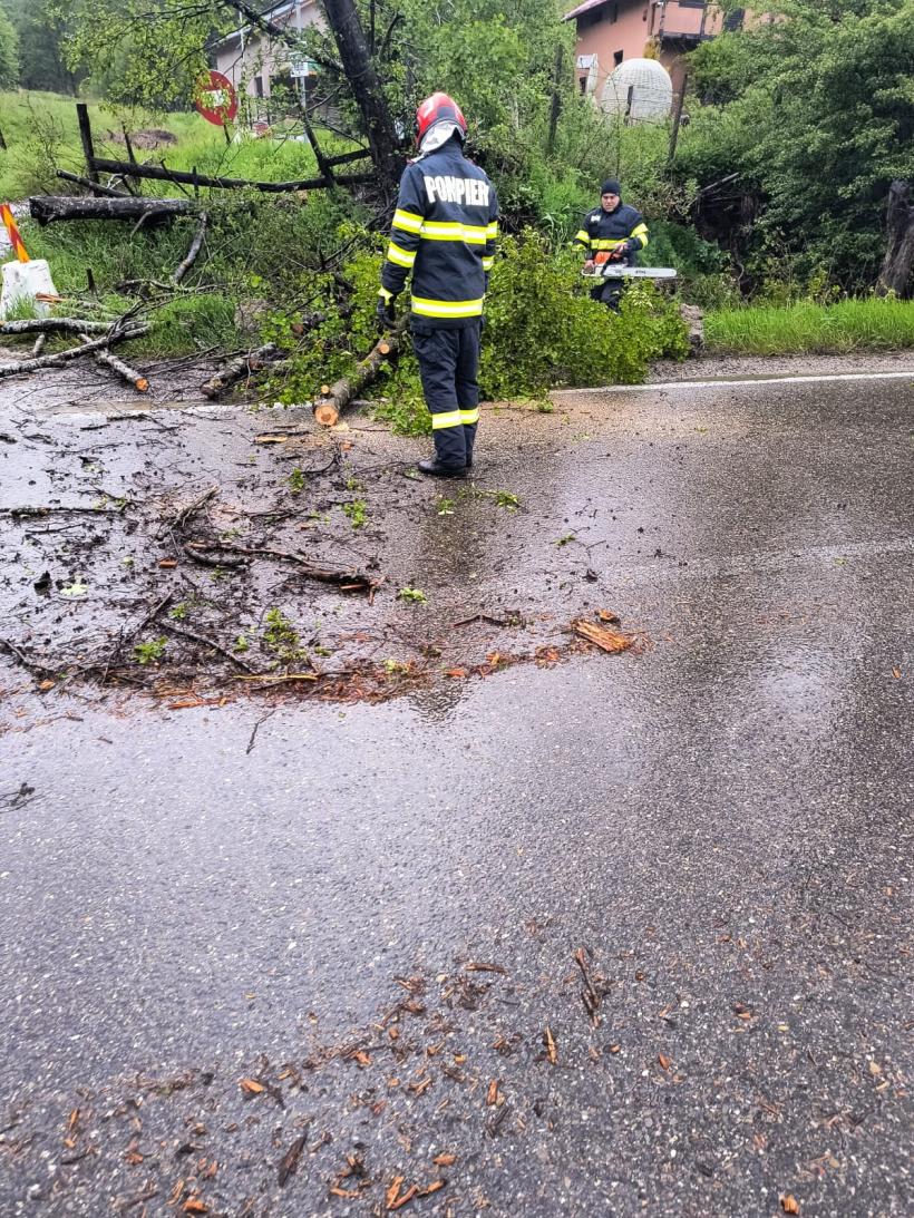 Sute de persoane evacuate și mai multe drumuri și căi ferate afectate în urma condițiilor meteo 18956237
