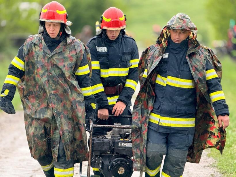 Sute de persoane evacuate și mai multe drumuri și căi ferate afectate în urma condițiilor meteo 18956238