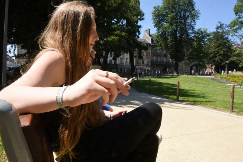 Franța interzice fumatul pe plaje, în parcuri sau în apropierea școlilor începând cu 1 iulie