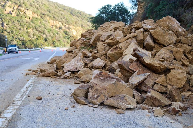 Restricții pe Cheile Bicazului din cauza riscurilor de alunecări și și prăbușiri de stânci