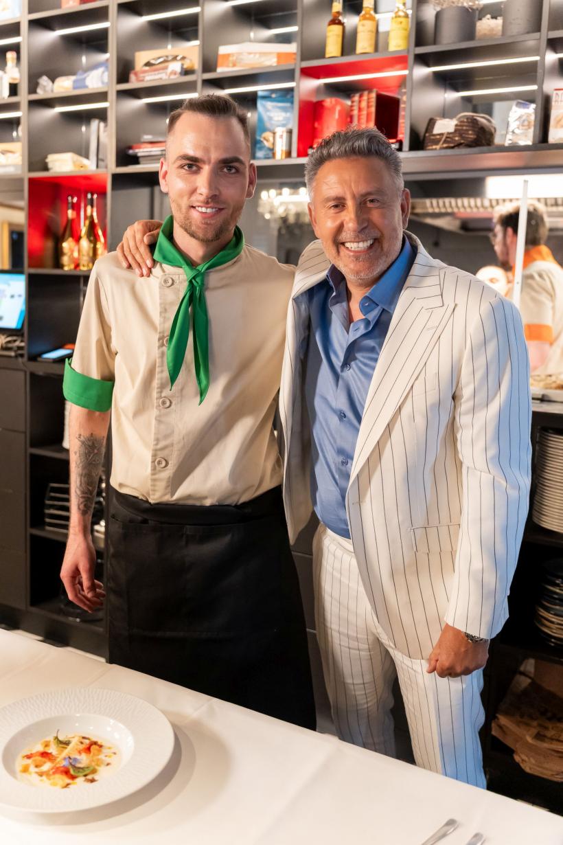 Vedetele au savurat în premieră preparatele dintr-o finală Chefi la cuțite: câștigătorul sezonului 15 și ceilalți trei finaliști au gătit live pentru invitații unui prânz special 18956483