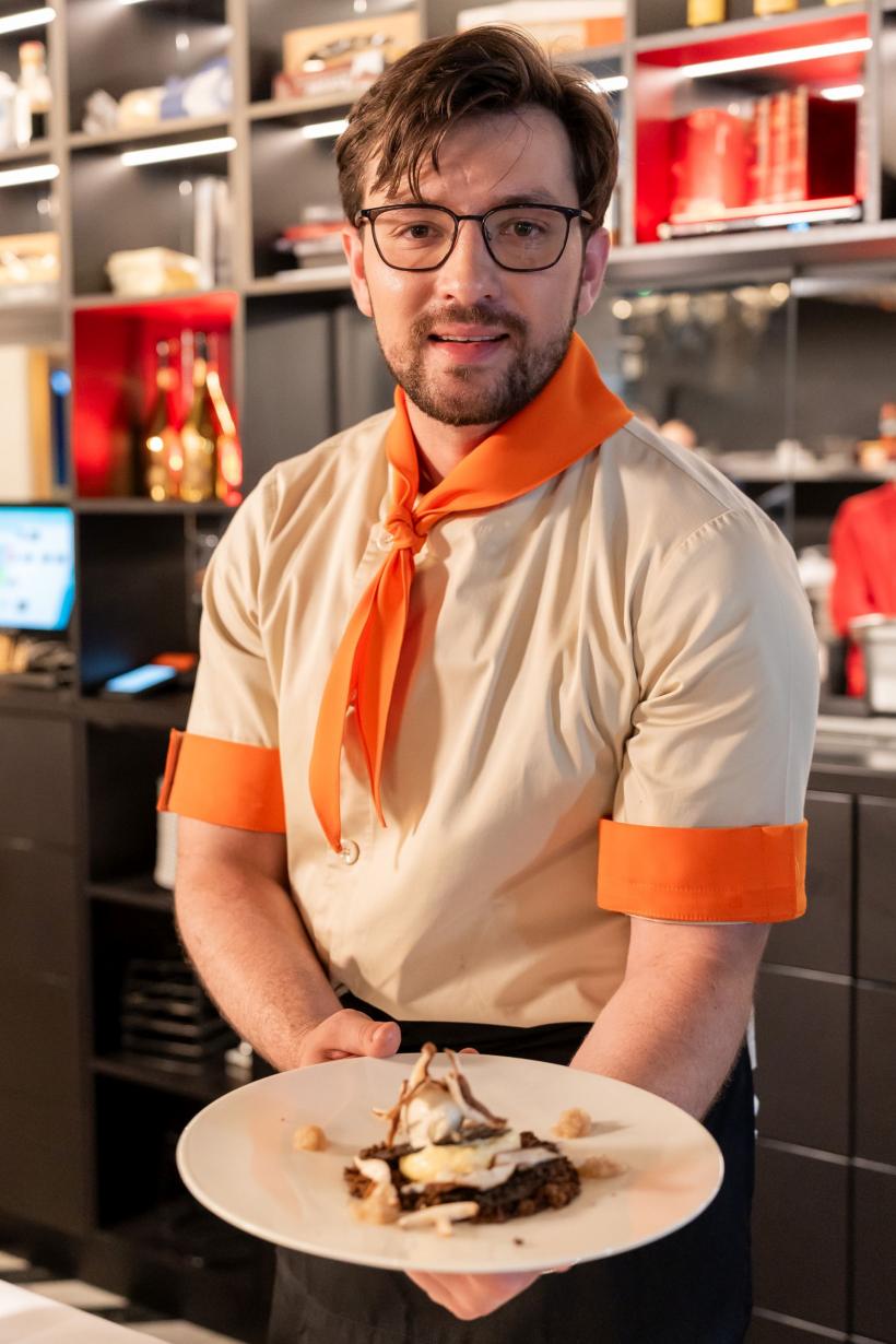 Vedetele au savurat în premieră preparatele dintr-o finală Chefi la cuțite: câștigătorul sezonului 15 și ceilalți trei finaliști au gătit live pentru invitații unui prânz special 18956487