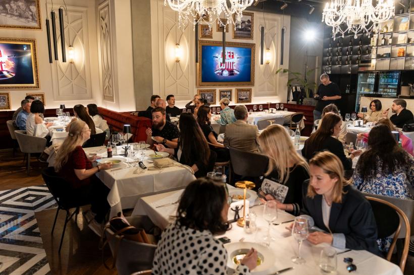 Vedetele au savurat în premieră preparatele dintr-o finală Chefi la cuțite: câștigătorul sezonului 15 și ceilalți trei finaliști au gătit live pentru invitații unui prânz special 18956490