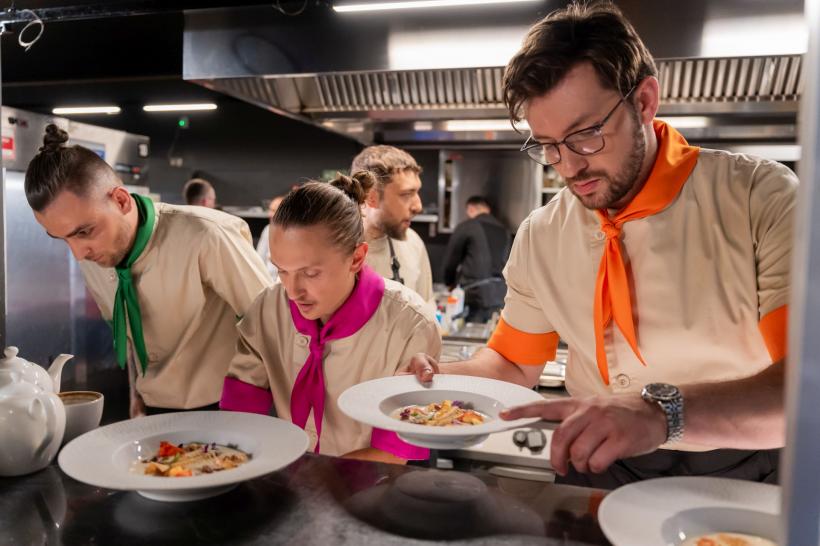 Vedetele au savurat în premieră preparatele dintr-o finală Chefi la cuțite: câștigătorul sezonului 15 și ceilalți trei finaliști au gătit live pentru invitații unui prânz special 18956491