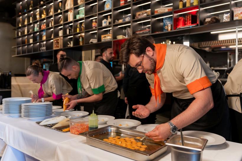 Vedetele au savurat în premieră preparatele dintr-o finală Chefi la cuțite: câștigătorul sezonului 15 și ceilalți trei finaliști au gătit live pentru invitații unui prânz special 18956492