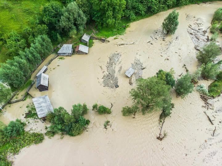 Cod portocaliu de inundații pe râuri din județul Brașov până luni