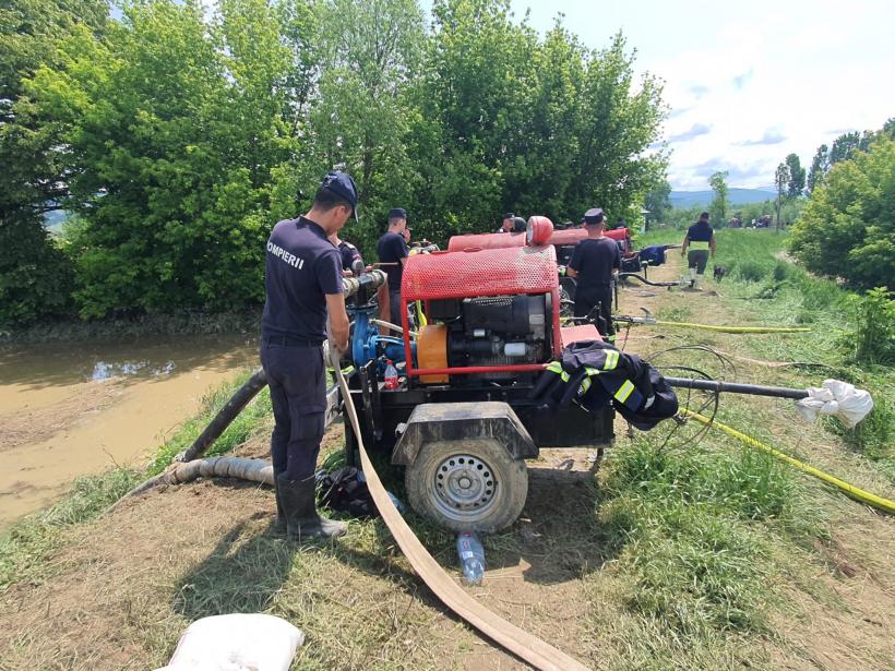 Frontul de la Băcel, localitate acoperită de ape: „La ultima inundație ne-au asfaltat drumul” 18956678