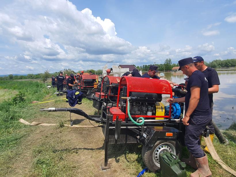 Frontul de la Băcel, localitate acoperită de ape: „La ultima inundație ne-au asfaltat drumul” 18956679
