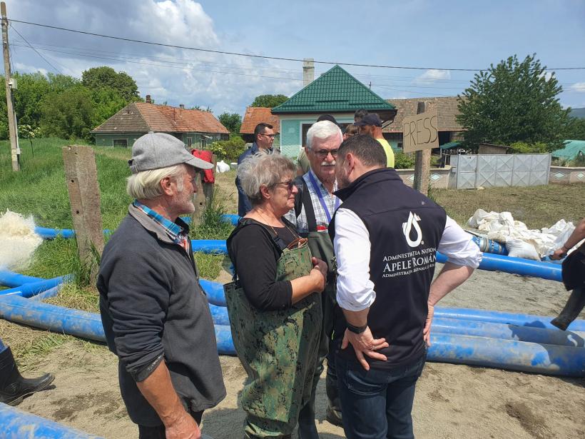 Frontul de la Băcel, localitate acoperită de ape: „La ultima inundație ne-au asfaltat drumul” 18956681