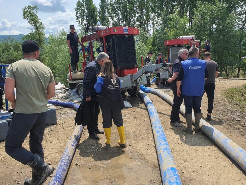 Frontul de la Băcel, localitate acoperită de ape: „La ultima inundație ne-au asfaltat drumul” 18956682