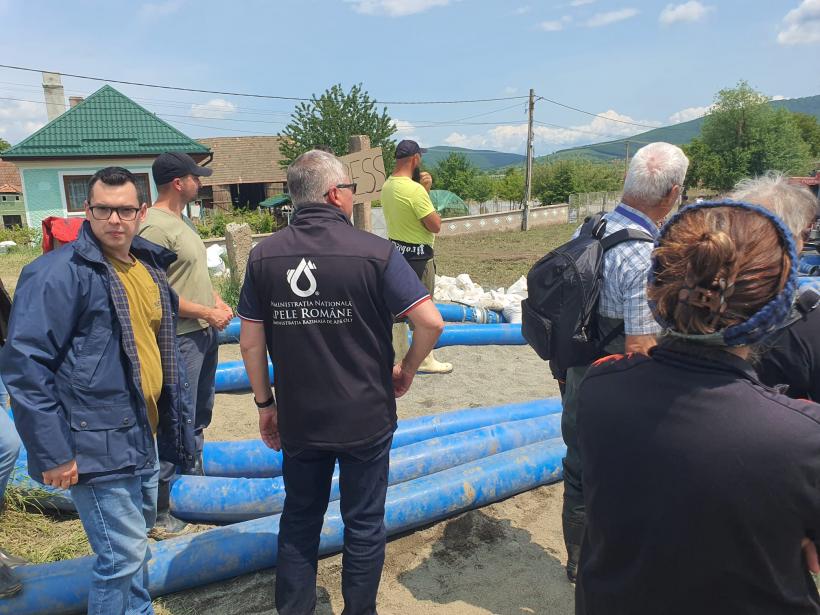 Frontul de la Băcel, localitate acoperită de ape: „La ultima inundație ne-au asfaltat drumul” 18956683