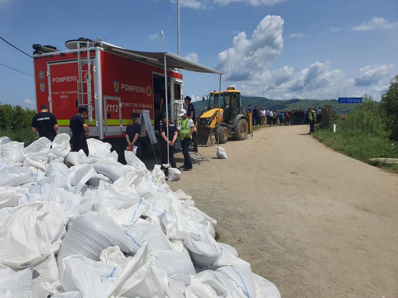 Frontul de la Băcel, localitate acoperită de ape: „La ultima inundație ne-au asfaltat drumul” 18956685