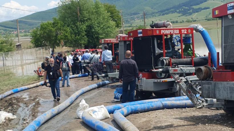 Frontul de la Băcel, localitate acoperită de ape: „La ultima inundație ne-au asfaltat drumul” 18956686