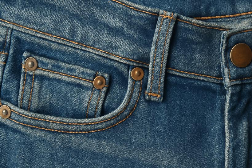Puțini știu asta: la ce folosesc niturile din colțul buzunarului blugilor