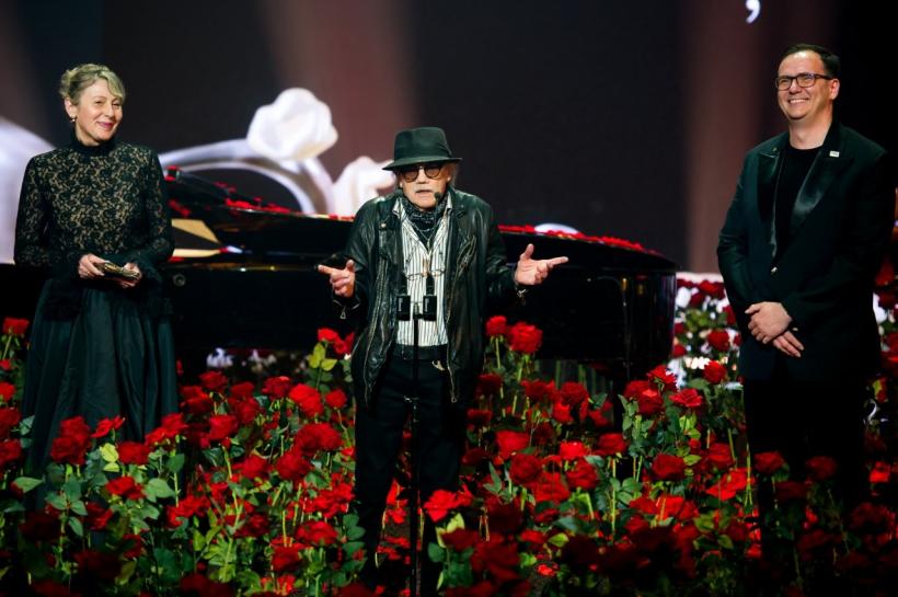 TROFEE ÎNCĂRCATE DE DRAGOSTE ȘI BUCURIE DE A FI ÎMPREUNĂ LA GALA PREMIILOR UNITER 18956825