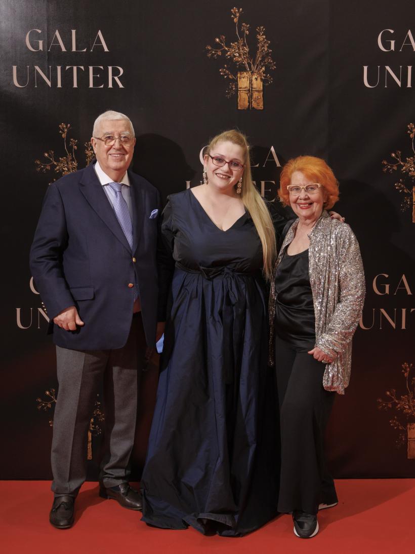 TROFEE ÎNCĂRCATE DE DRAGOSTE ȘI BUCURIE DE A FI ÎMPREUNĂ LA GALA PREMIILOR UNITER 18956827