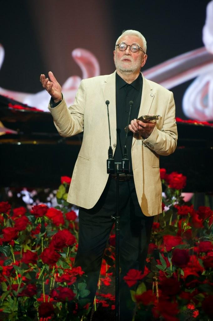 TROFEE ÎNCĂRCATE DE DRAGOSTE ȘI BUCURIE DE A FI ÎMPREUNĂ LA GALA PREMIILOR UNITER 18956829