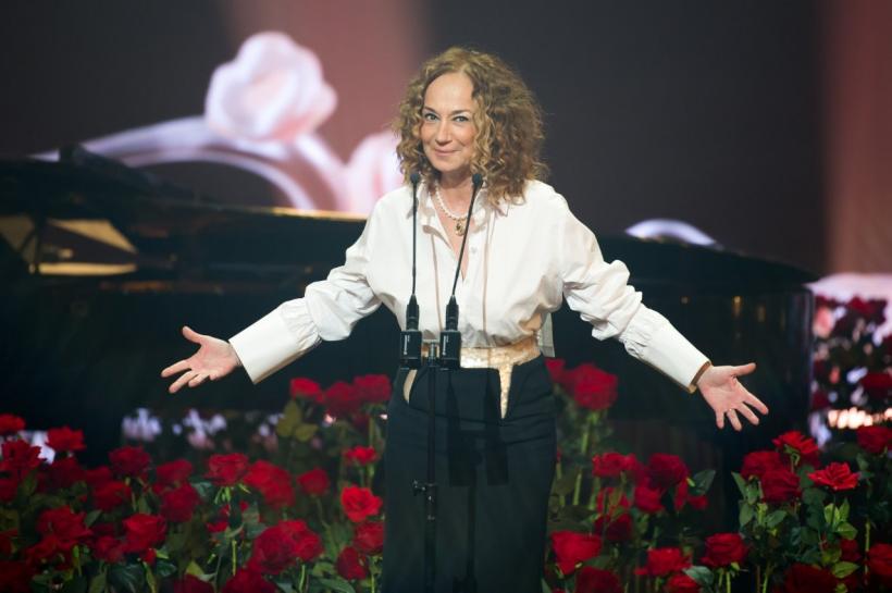 TROFEE ÎNCĂRCATE DE DRAGOSTE ȘI BUCURIE DE A FI ÎMPREUNĂ LA GALA PREMIILOR UNITER 18956830