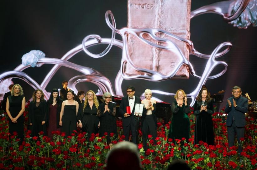 TROFEE ÎNCĂRCATE DE DRAGOSTE ȘI BUCURIE DE A FI ÎMPREUNĂ LA GALA PREMIILOR UNITER 18956832