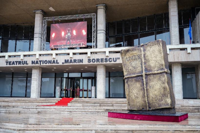 TROFEE ÎNCĂRCATE DE DRAGOSTE ȘI BUCURIE DE A FI ÎMPREUNĂ LA GALA PREMIILOR UNITER 18956833