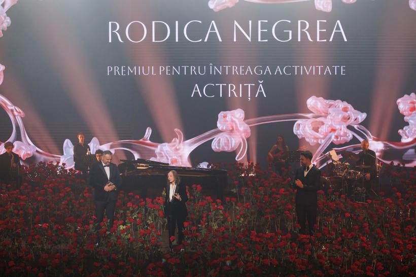 TROFEE ÎNCĂRCATE DE DRAGOSTE ȘI BUCURIE DE A FI ÎMPREUNĂ LA GALA PREMIILOR UNITER 18956834