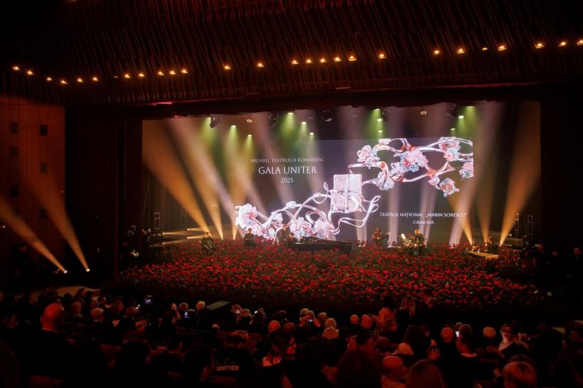 TROFEE ÎNCĂRCATE DE DRAGOSTE ȘI BUCURIE DE A FI ÎMPREUNĂ LA GALA PREMIILOR UNITER 18956836