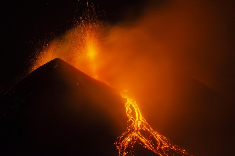 Erupția vulcanului Etna pune pe fugă turiștii 18956900