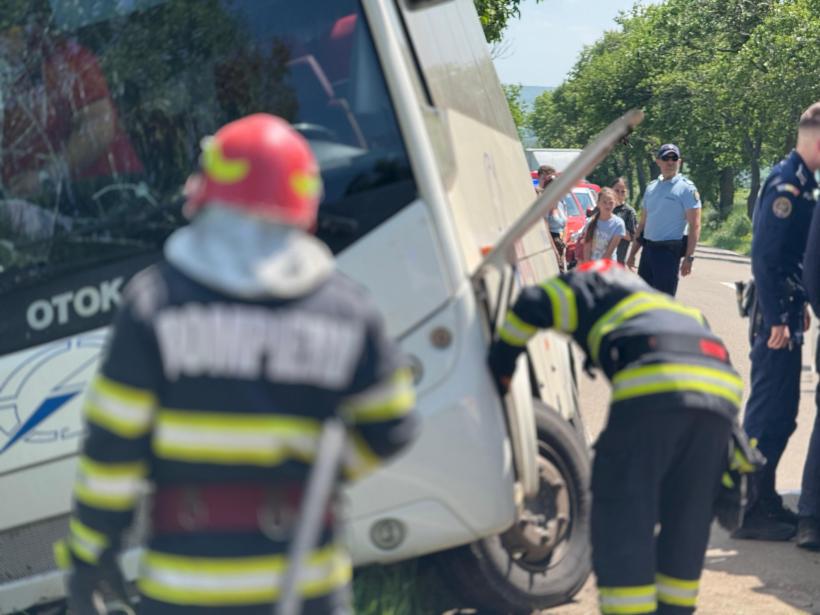 Planul Roșu activat la Botoșani: Un autocar cu persoane s-a răsturnat 18957145