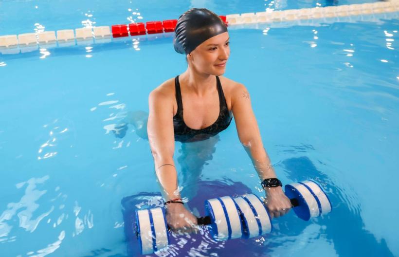 Cum să-ți depășești frica de apă și să înveți să înoți la orice vârstă