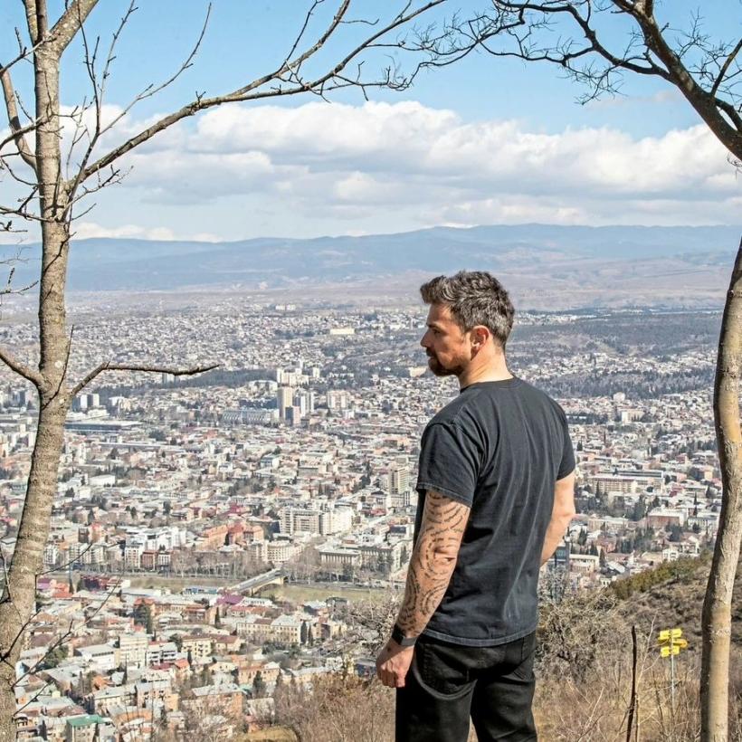 Cap în cap cu scriitorul Leo Vardiashvili: „Noi, ca specie, încă nu ne-am dumirit cum putem preveni (re)apariţia dictaturilor-buruieni!” 18957012