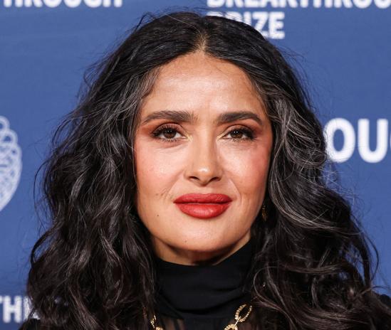 Salma Hayek, sexy și naturală la 58 de ani: trucul surprinzător pentru acoperirea firelor albe 18957060