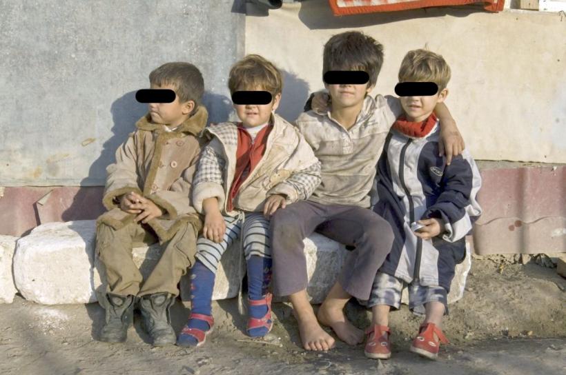 Opt copii, obligați să cerșească în Câmpina și Ploiești, uneori chiar pe ger