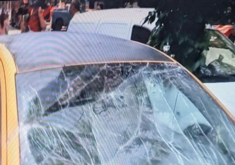 Incident șocant în Capitală: O bucată de tencuială dintr-o clădire a căzut peste o mașină